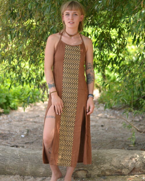 kleid-mit-schlitz-natuerlicher-look