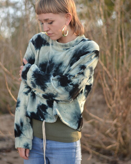 fleece-pulliver-mit-batik-muster-blau