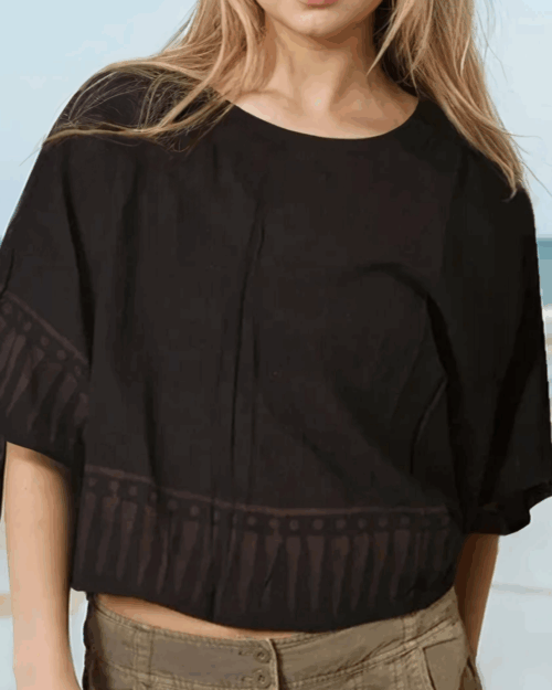 boho-chic-tunika-schwarz-gemustert