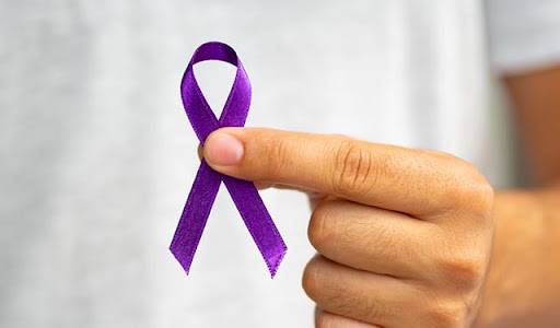 माझा जोडीदार कर्करोगाविरुद्धच्या लढाईत हरत आहे. मी कसा पाठिंबा देऊ?
