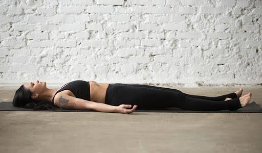 Kekuatan Penyembuhan Pose Savasana Yoga Dan Cara Melakukannya Dengan Benar