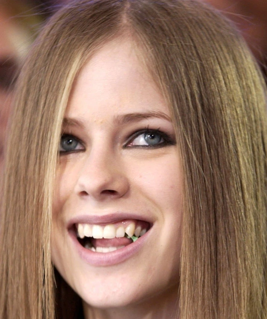 avril lavigne teeth in 2002