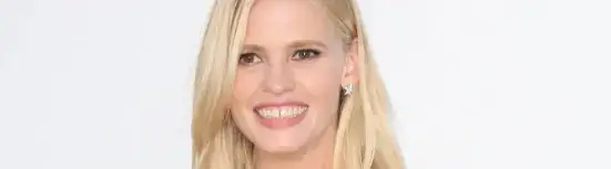 lara-stone-hollywood-smile