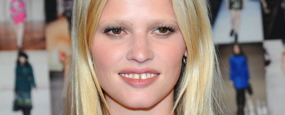 lara-stone-teeth-in-2010