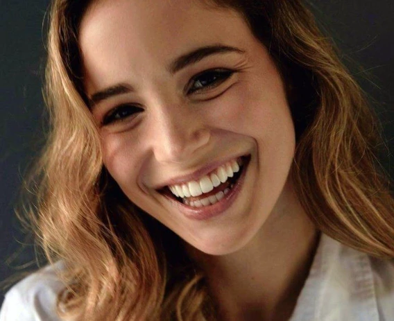 alba-baptista-hollywood-smile