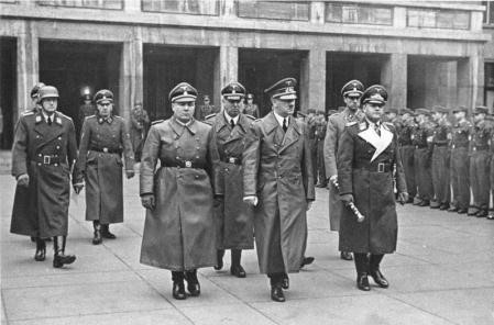 los-doctores-de-hitler Karl Brandt (a la derecha), junto a Adolf Hitler y Martin Bormann. Bundesarchiv