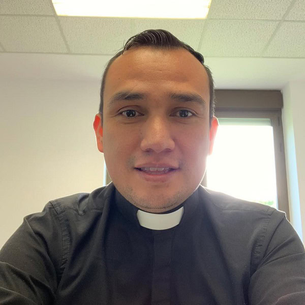 Entrevista a Don Tadeo Vel&aacute;zquez Centeno - Sacerdote de Mexico - Estudiante de La Universidad de Navarra gracias a una beca de CARF