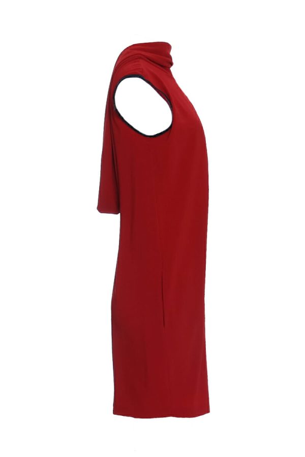 Rotes Kleid mit Wasserfallausschnitt