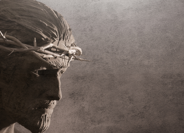 En el tercero de los Misterios Dolorosos contemplamos La coronaci&oacute;n de espinas