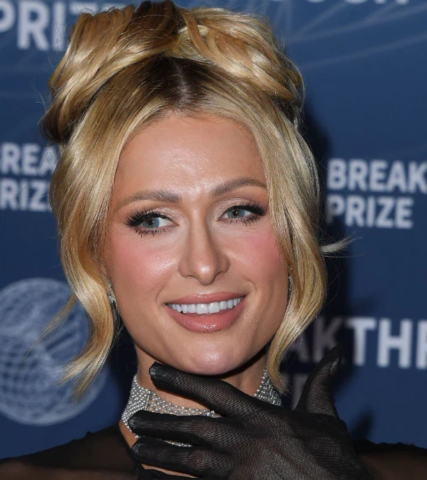 zeby paris hilton w 2025