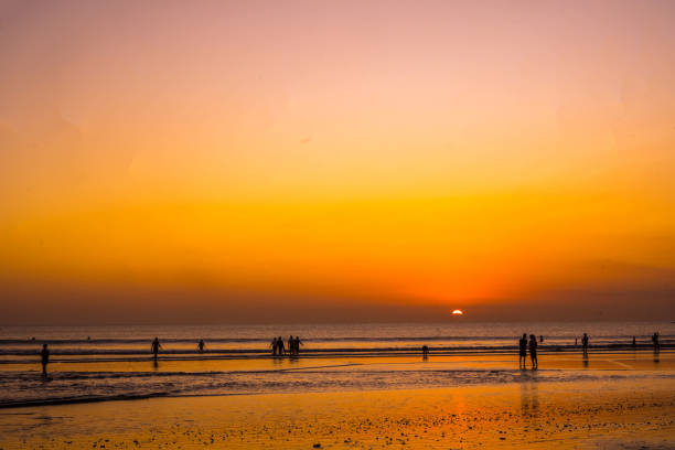 منظر غروب الشمس على الشاطئ