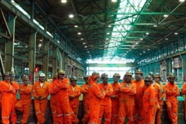 Trabajadores aprueban huelga en minera del grupo Luksic: partiría el 5 de diciembre