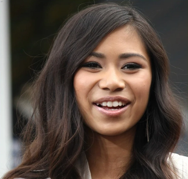 jessica-sanchez-teeth-in-2010