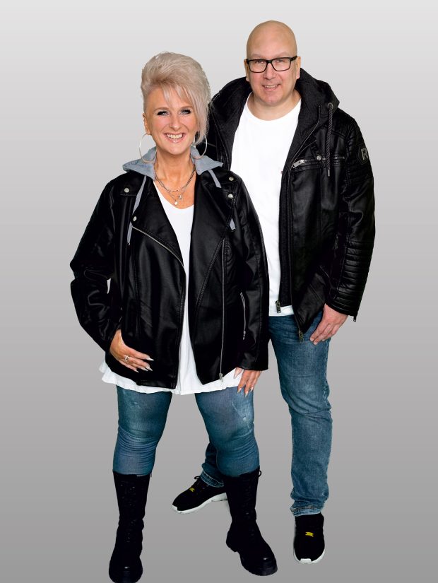 PRESS-PIC-Jan-Wayne-feat-Charlene-full-body-CYMK-with-background_klein