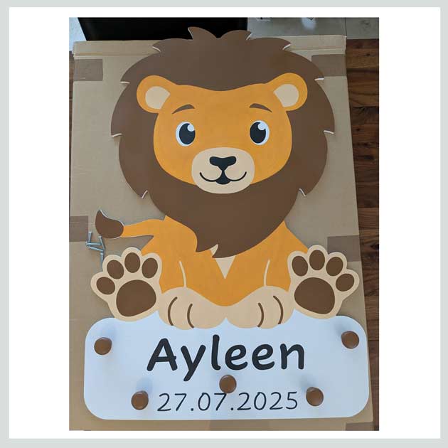 Geburtstafel-Löwe---Kindergarderobe