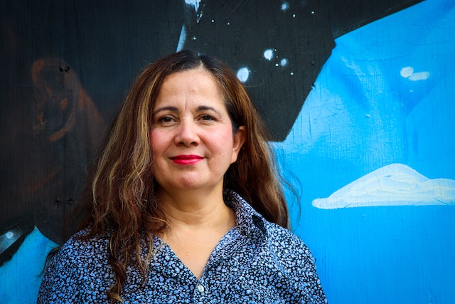 hispanic-woman-smillng-at-the-camera