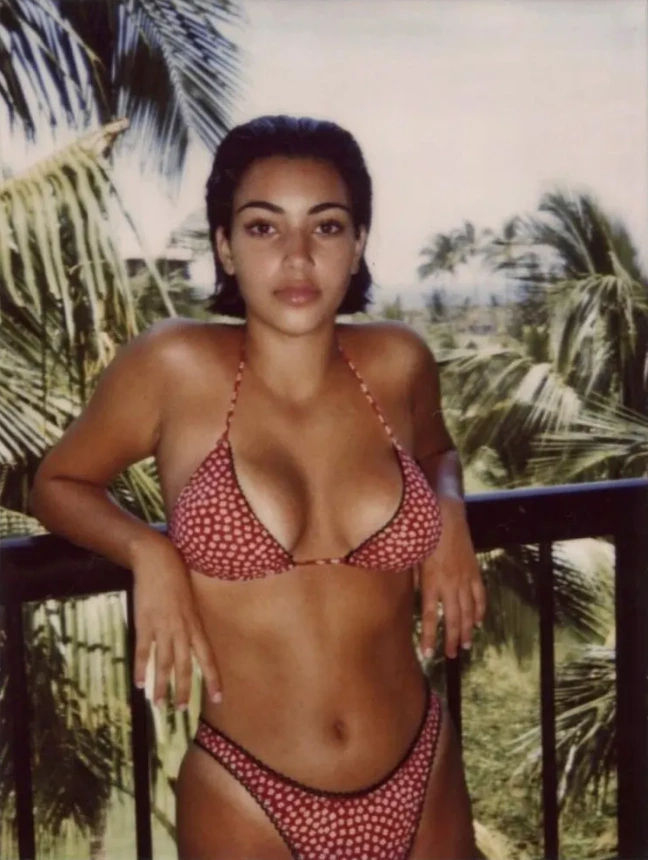 kim kardashian g&ouml;ğ&uuml;s protezleri &ouml;ncesi