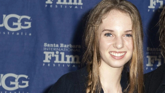 maya-hawke-teeth-in-2010