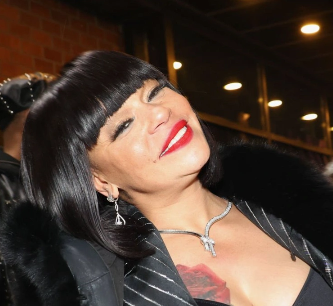 dinți Faith Evans &icirc;n 2025