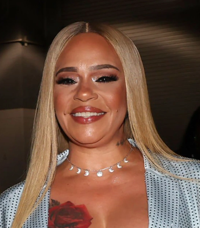 dinți Faith Evans &icirc;n 2024