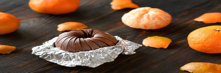 Taste-the-Nostalgia-Terrys-Chocolate-Orange-Homemade-Ice-Cream-featured-image-200x600w-oranges-whole-and-halved-a-terrys-chocolate-orange-partially-unwrapped-frosted-fusions