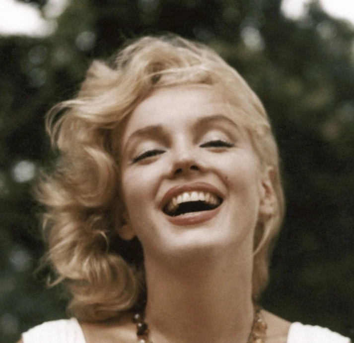 marilyn monroe teeth in 1957