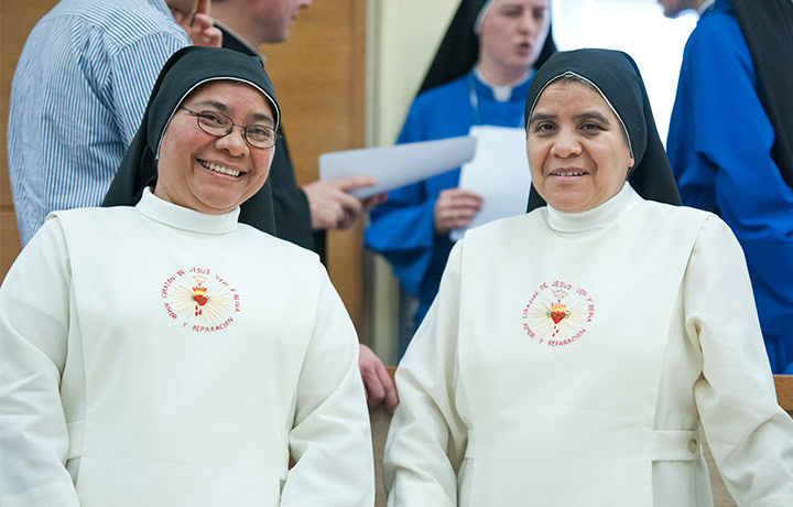 Un testamento solidario permite extender la generosidad m&aacute;s all&aacute; de la vida, destinando parte de la herencia a la formaci&oacute;n de seminaristas y el sostenimiento de sacerdotes, sin perjudicar a los herederos leg&iacute;timos. Es un acto de fe y amor que fortalece la misi&oacute;n de la Iglesia y deja un legado duradero en la evangelizaci&oacute;n y el servicio sacerdotal.