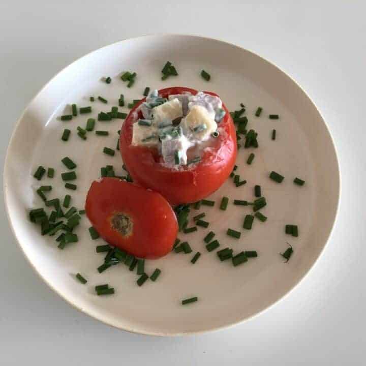 Polish recipe for cold stuffed tomatoes with blue cheese.