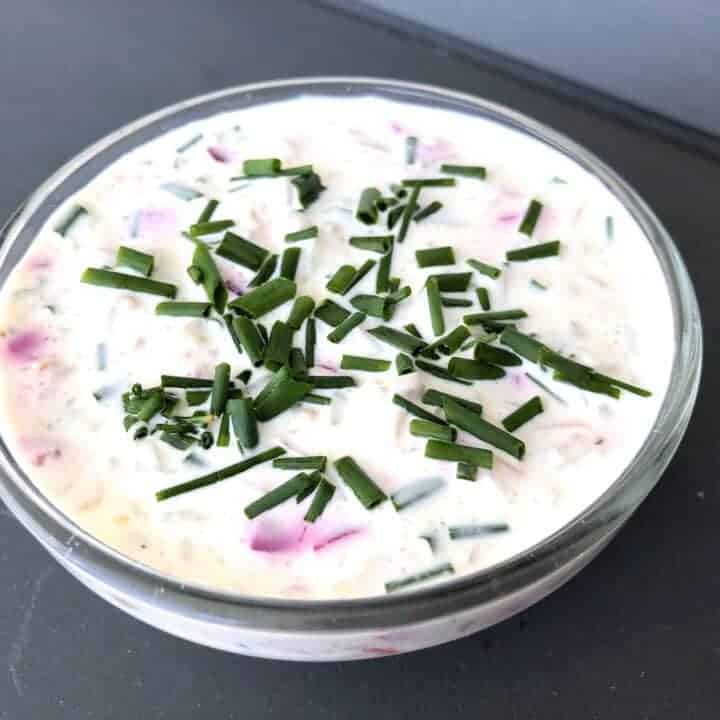 Polish recipe for Sos Tatarski, a creamy dip made with sour cream, chives, and ready in 5 minutes.
