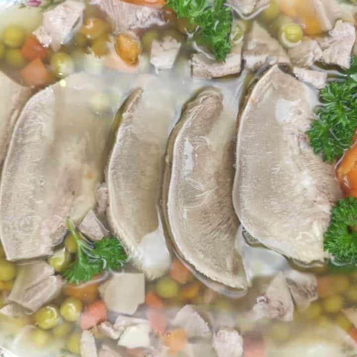 Ozory w galarecie with peas and carrots.