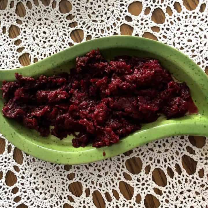 Cwikla in a green bowl.