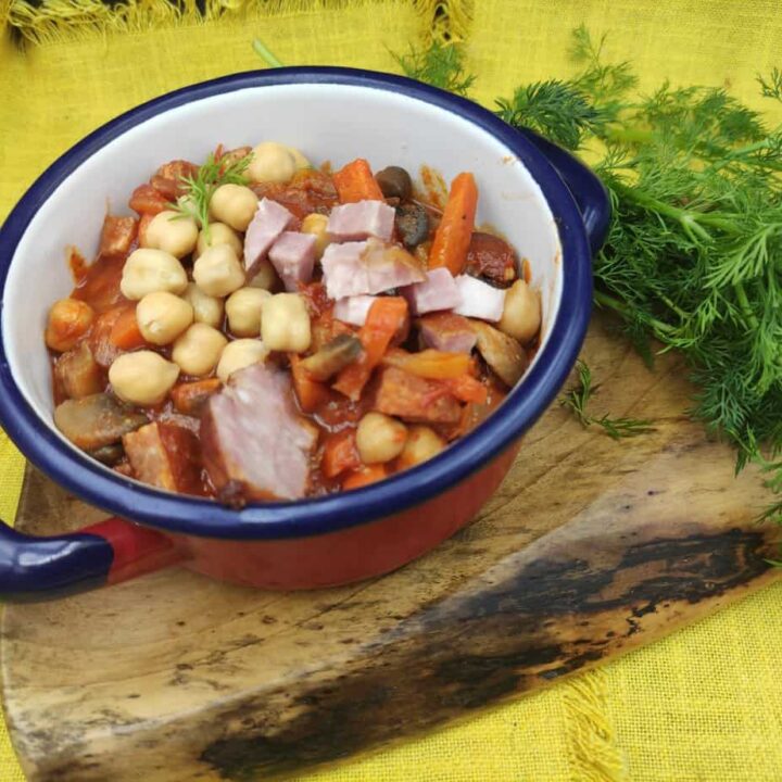 Delicious chickpea and sausage is ready to serve.