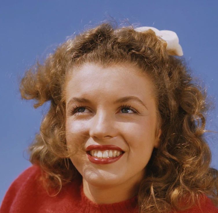 marilyn monroe teeth in 1945