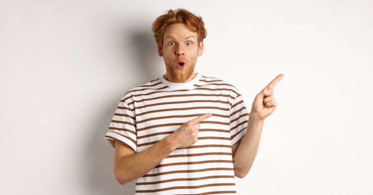Ein junger Mann mit Dreitagebart und gestreiftem T-Shirt schaut überrascht, als er seine Denkfehler erkennt.