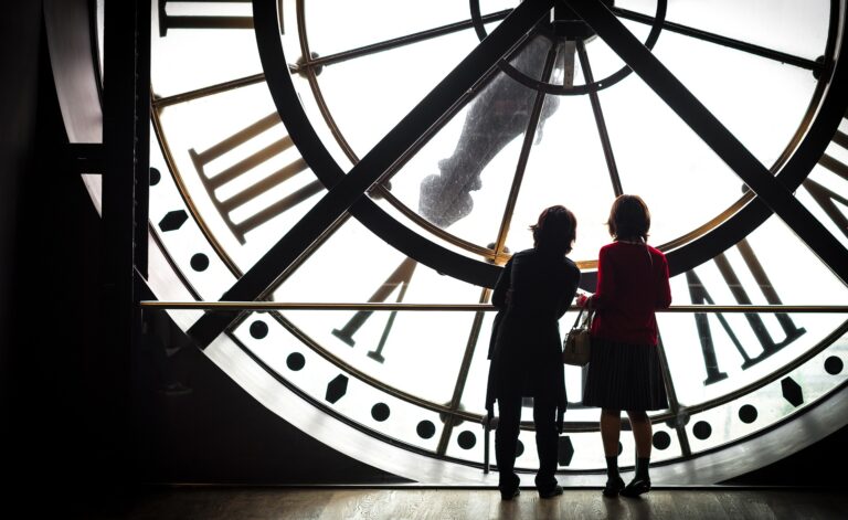 Bien que l’Union européenne soit favorable à la suppression du changement d’heure, les Français devront encore une fois ajuster leurs horloges pour le passage à l’heure d’hiver.