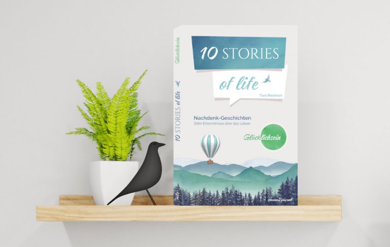 Präsentation des Buchs auf einem Regal: 10 STORIES of life - Glücklichsein