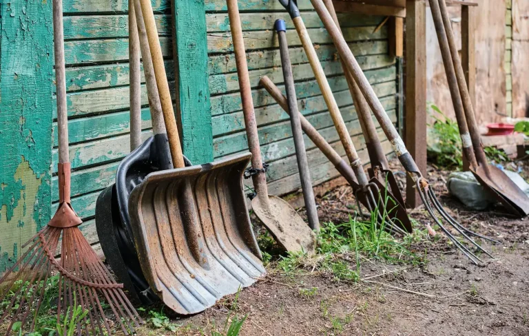 Comment protéger le bas d’un abri de jardin ?