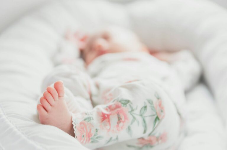 Un bébé endormi.