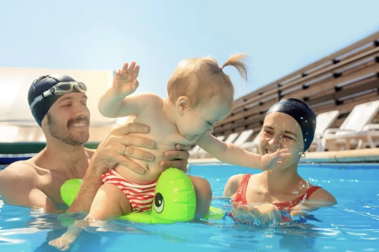 Parents avec leur enfant dans une piscine