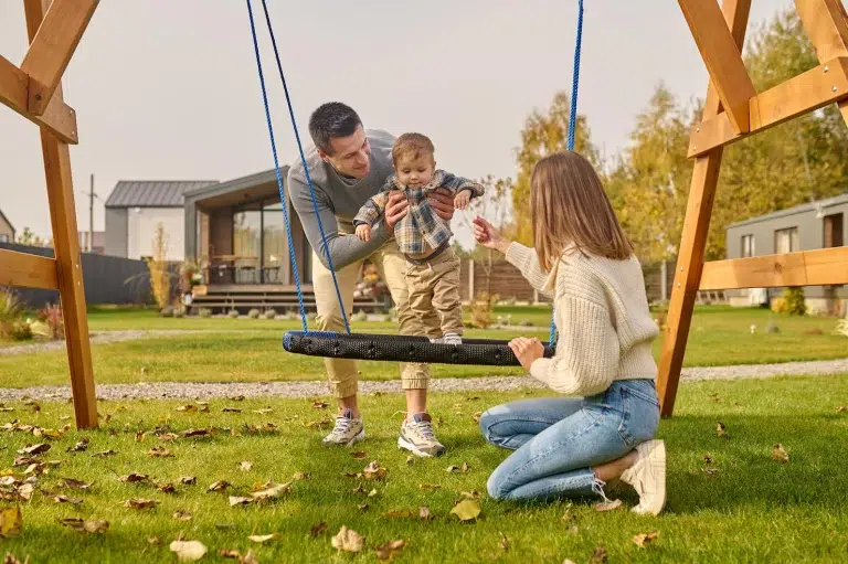 Comment apprendre à faire de la balançoire à son enfant ?