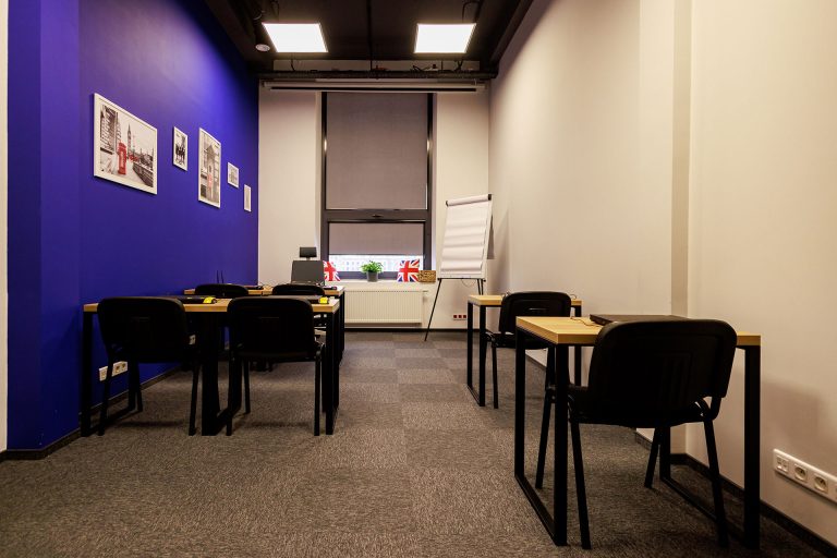 Sala szkoleniowa NT Group z niebieską ścianą i minimalistycznym designem