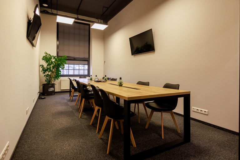 Sala konferencyjna Centrum Szkoleniowego NT Group z dużym stołem i nowoczesnym wyposażeniem