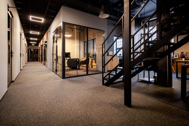 Nowoczesne biuro w Centrum Szkoleniowym NT Group z przeszkleniami i designerskim wyposażeniem