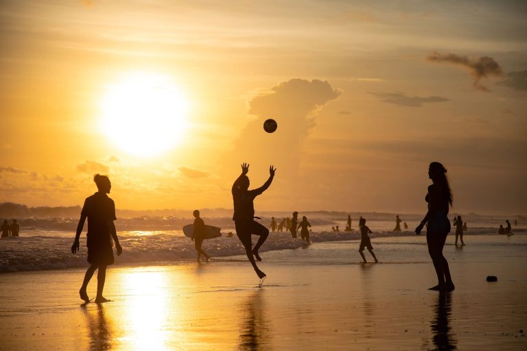Gens sur la plage qui font du sport