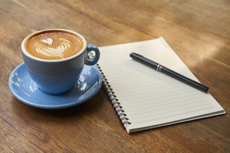 Ue tasse de café filtre de 200 ml contient environ 90 mg de caféine.