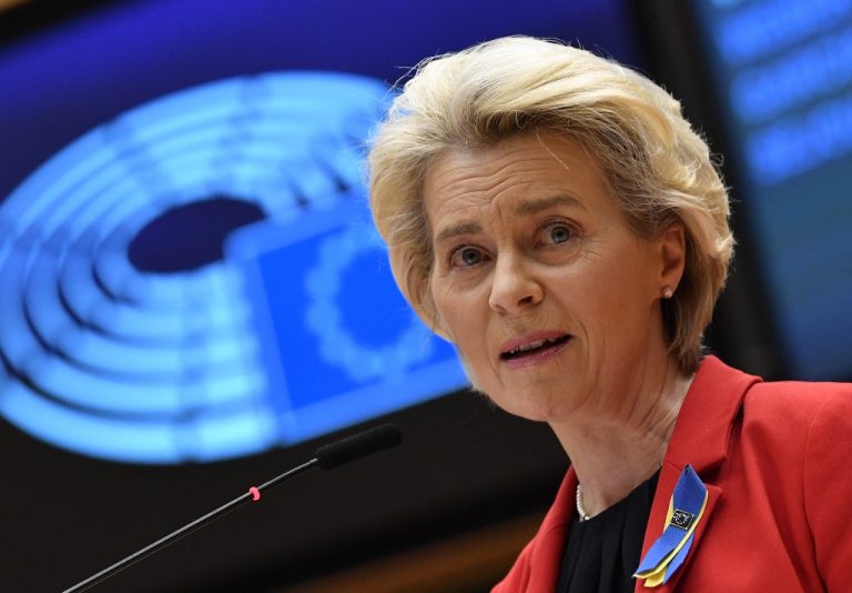 La présidente de la Commission européenne, Ursula von der Leyen, prononce un discours lors d'une session plénière du Parlement européen au siège de l'UE à Bruxelles, le 23 mars 2022.