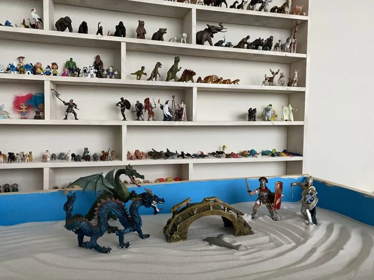 sandtray-figures-768x576