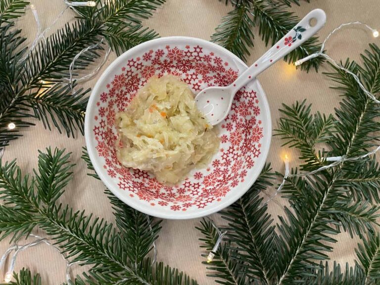 A recipe for Polish kapusta zasmażana, featuring fried cabbage served with mashed potatoes and a spoon.