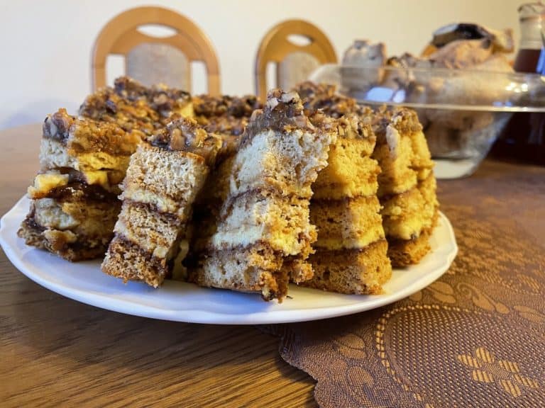 A slice of miodownik cake on a plate.