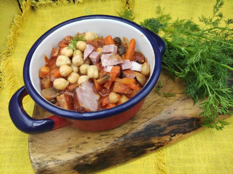 Delicious chickpea and sausage is ready to serve.